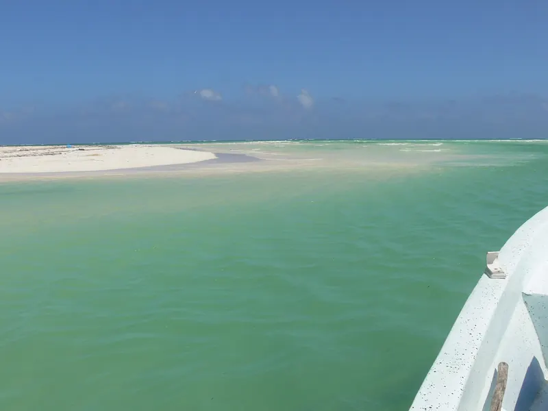 Agua verde esmeralda en Boca Paila, Sian Ka'an