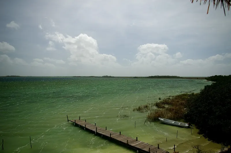 Muelle de madera sobre la laguna de Muyil