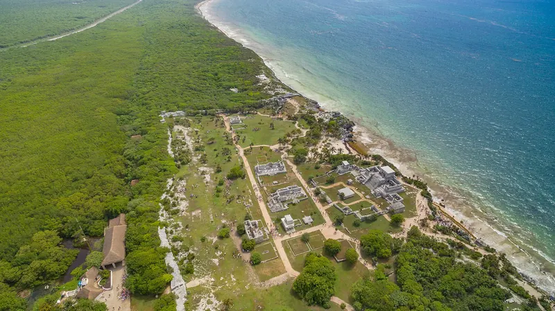Vista aérea de la zona arqueológica de Tulum junto al mar y la selva