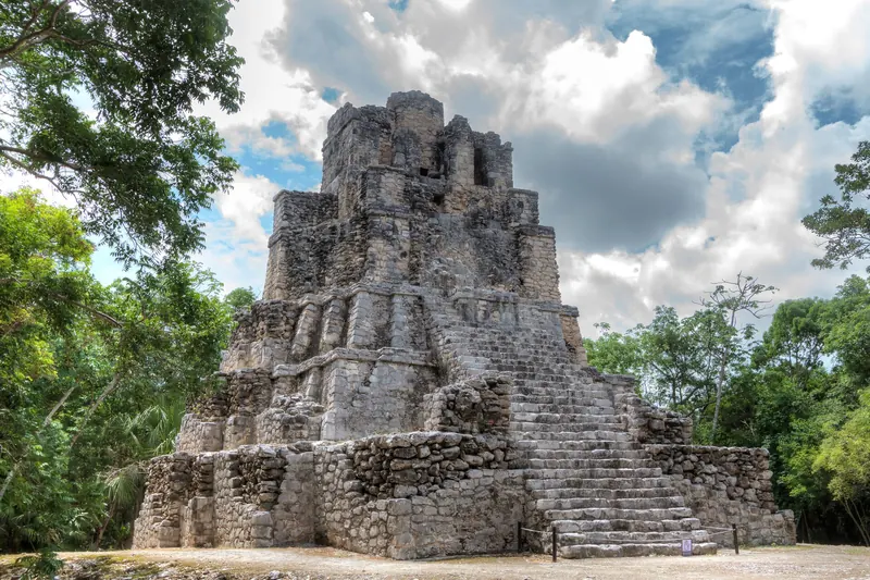 Templo El Castillo en la zona arqueológica de Muyil