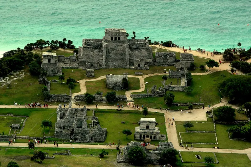 Zona arqueológica de Tulum frente al mar Caribe